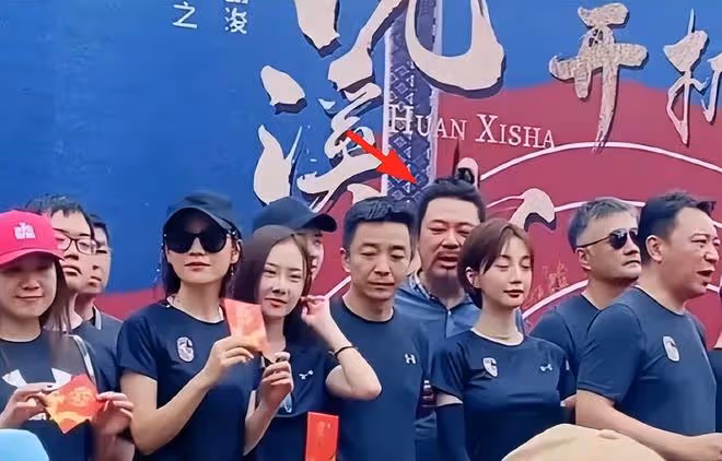 高亞麟徐梓鈞同框畫面曝光:兩人互動甜笑,徐梓鈞黑眼圈沒休息好