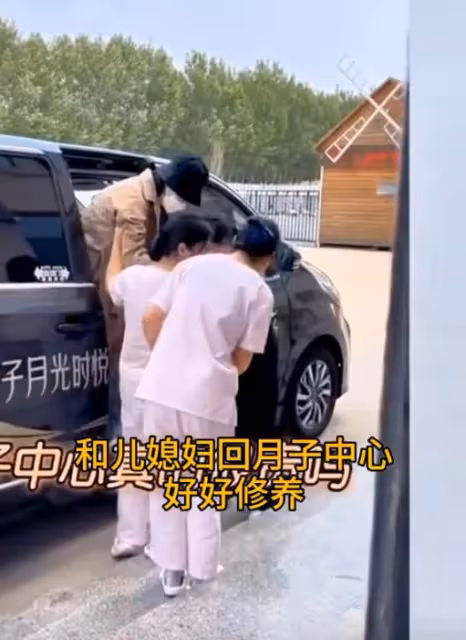 大衣哥到月子中心看兒媳,大方塞2萬紅包給兒媳,小心翼翼抱孫子