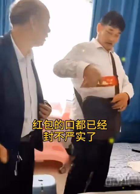 大衣哥到月子中心看兒媳,大方塞2萬紅包給兒媳,小心翼翼抱孫子