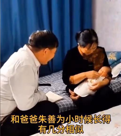 大衣哥到月子中心看兒媳,大方塞2萬紅包給兒媳,小心翼翼抱孫子