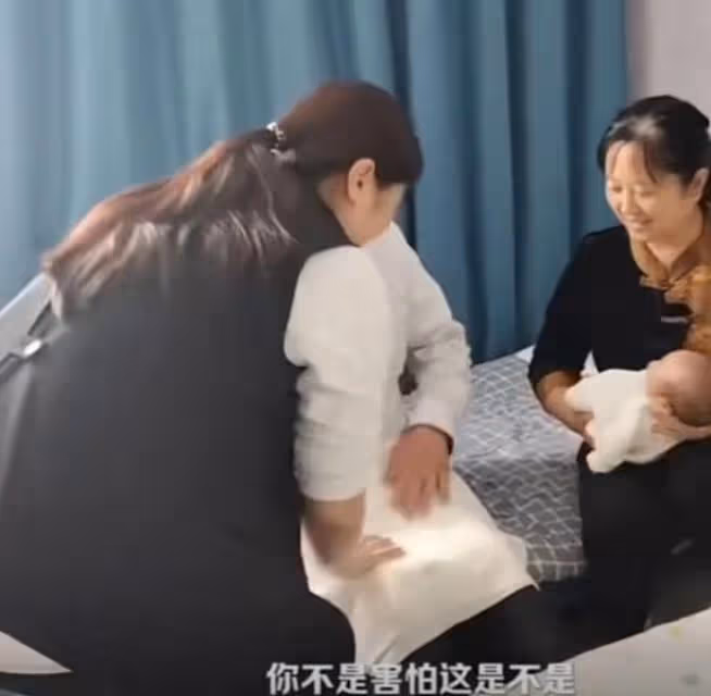 大衣哥到月子中心看兒媳,大方塞2萬紅包給兒媳,小心翼翼抱孫子