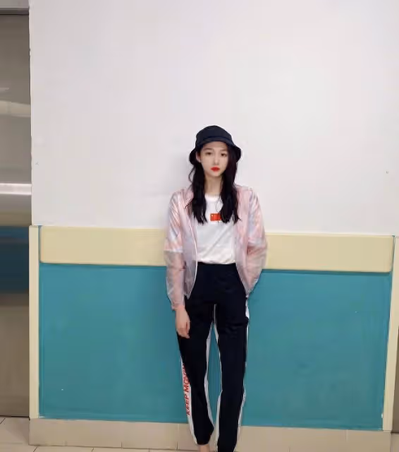 咋總感覺關曉彤有點浪費身材,選不好衣服,裙子被撐得緊繃繃的