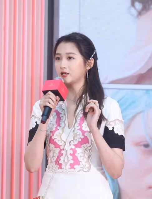 咋總感覺關曉彤有點浪費身材,選不好衣服,裙子被撐得緊繃繃的