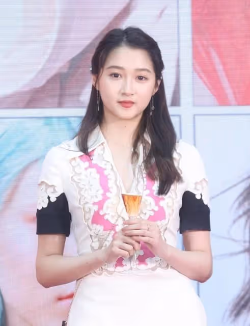 咋總感覺關曉彤有點浪費身材,選不好衣服,裙子被撐得緊繃繃的
