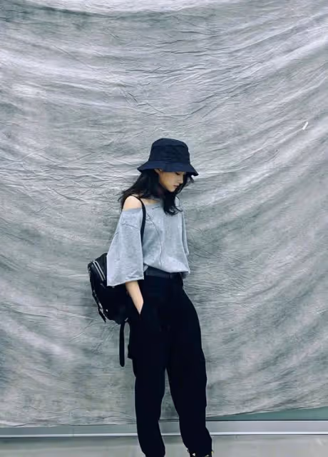 咋總感覺關曉彤有點浪費身材,選不好衣服,裙子被撐得緊繃繃的