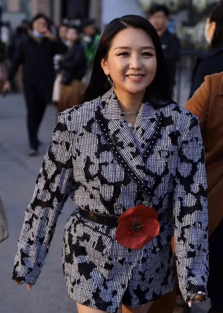 何潔生圖曝光又翻車,1米6身材黑又壯,精修卻是又白又瘦太誇張