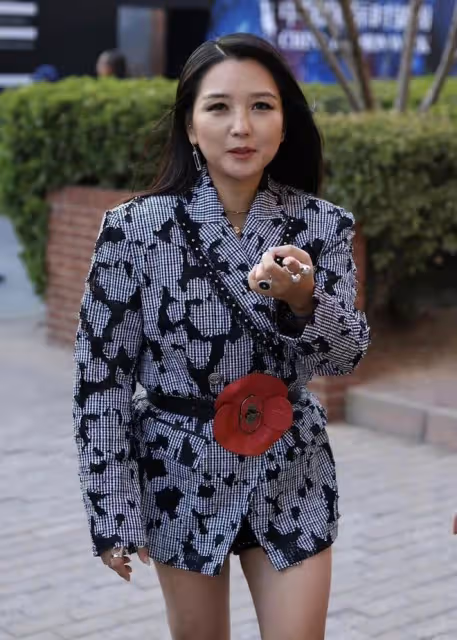 何潔生圖曝光又翻車,1米6身材黑又壯,精修卻是又白又瘦太誇張