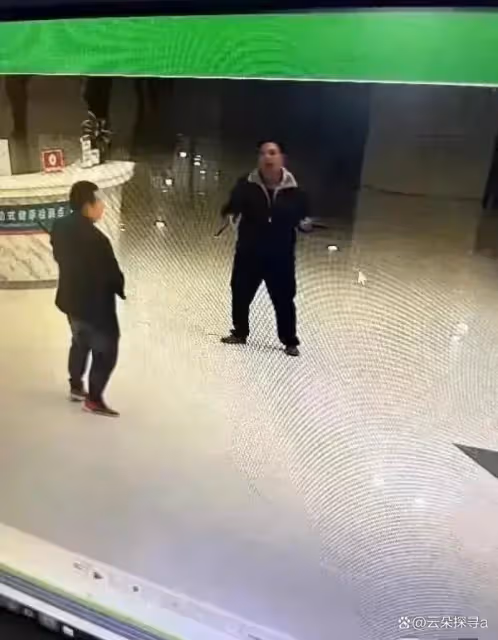 突發!雲南鎮雄縣一男子在醫院持刀砍人,畫面曝光,嫌疑人被抓!