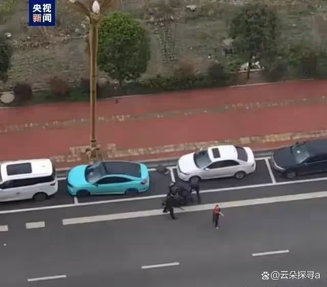 突發!雲南鎮雄縣一男子在醫院持刀砍人,畫面曝光,嫌疑人被抓!