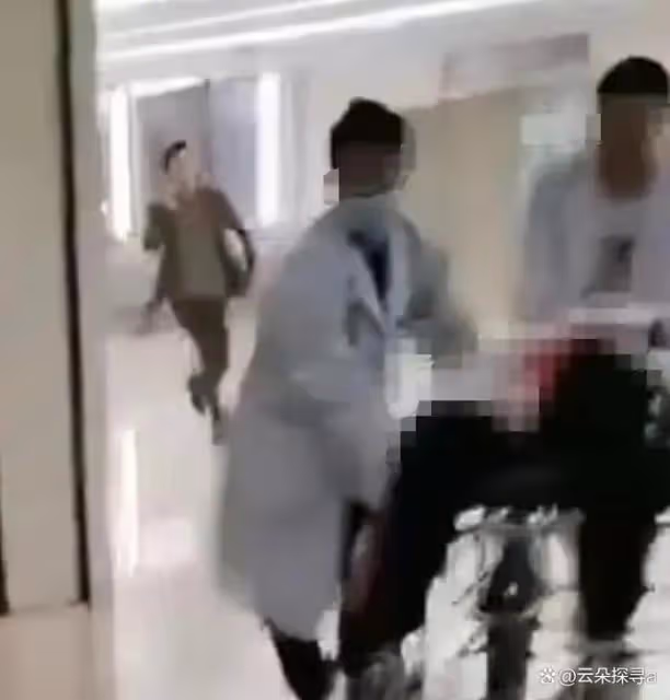 突發!雲南鎮雄縣一男子在醫院持刀砍人,畫面曝光,嫌疑人被抓!