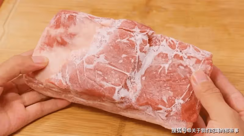 凍肉解凍別只會用水泡,教你1妙招,10分鐘快速解凍,軟嫩又鮮香