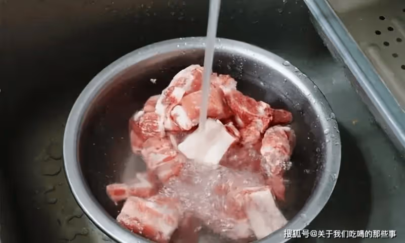 凍肉解凍別只會用水泡,教你1妙招,10分鐘快速解凍,軟嫩又鮮香
