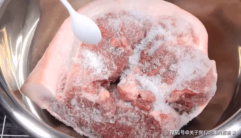 凍肉解凍別只會用水泡,教你1妙招,10分鐘快速解凍,軟嫩又鮮香