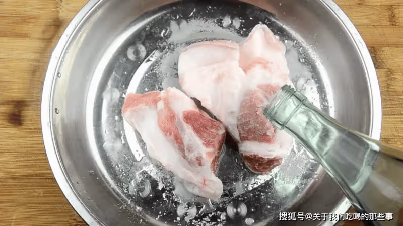 凍肉解凍別只會用水泡,教你1妙招,10分鐘快速解凍,軟嫩又鮮香