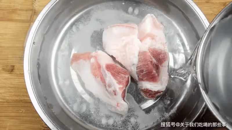 凍肉解凍別只會用水泡,教你1妙招,10分鐘快速解凍,軟嫩又鮮香