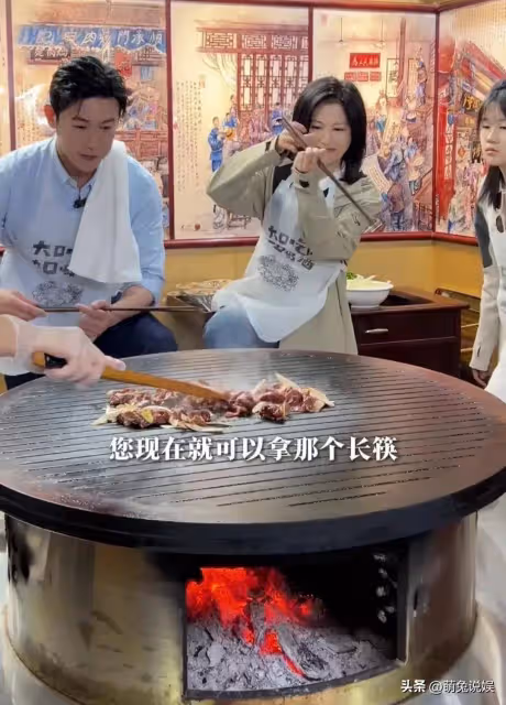 陸毅攜妻女體驗武吃烤肉,端盤站著吃無偶像包袱,倆女兒越髮漂亮