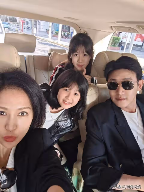 陸毅攜妻女體驗武吃烤肉,端盤站著吃無偶像包袱,倆女兒越髮漂亮