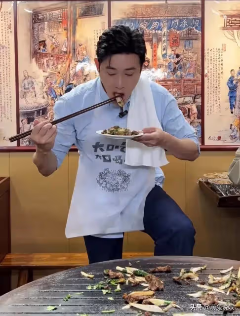陸毅攜妻女體驗武吃烤肉,端盤站著吃無偶像包袱,倆女兒越髮漂亮