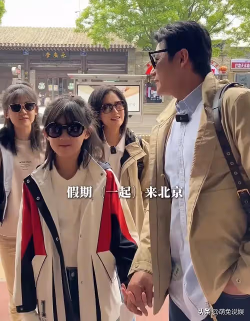 陸毅攜妻女體驗武吃烤肉,端盤站著吃無偶像包袱,倆女兒越髮漂亮
