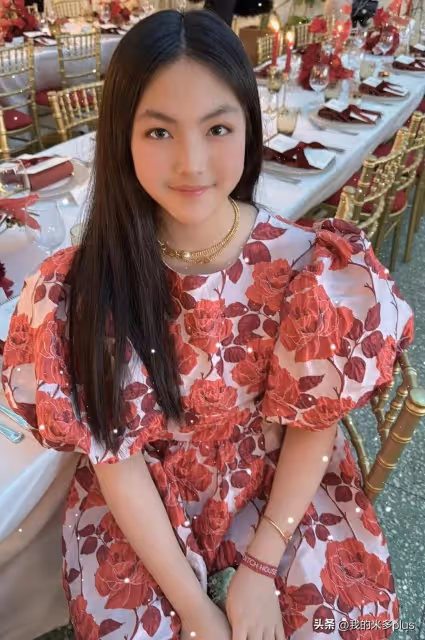 李湘母女參加晚宴,王詩齡穿限量版花苞裙亮相,與老外合影很熱情