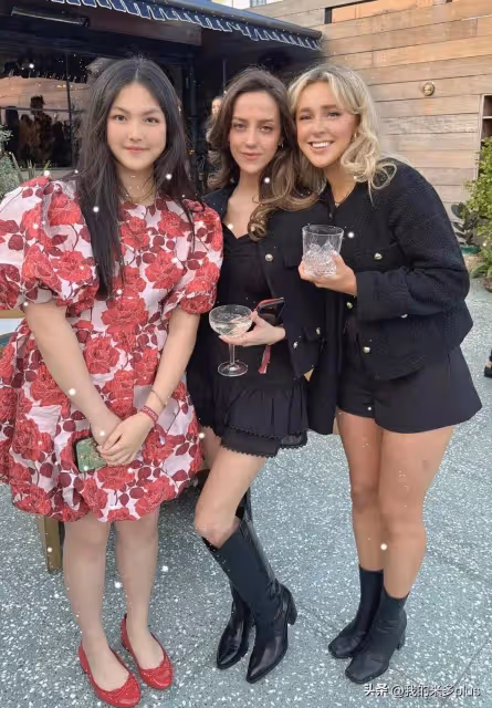 李湘母女參加晚宴,王詩齡穿限量版花苞裙亮相,與老外合影很熱情