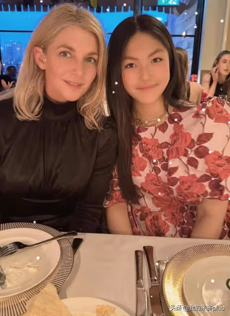 李湘母女參加晚宴，王詩齡穿限量版花苞裙亮相，與老外合影很熱情