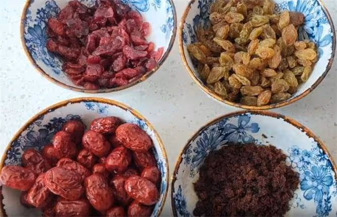 在黃米里加上一碗大棗,半碗紅糖,這樣做,軟糯香甜,健脾養胃