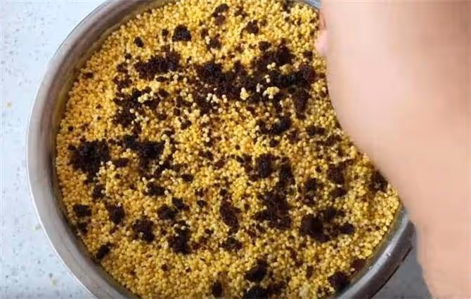 在黃米里加上一碗大棗,半碗紅糖,這樣做,軟糯香甜,健脾養胃