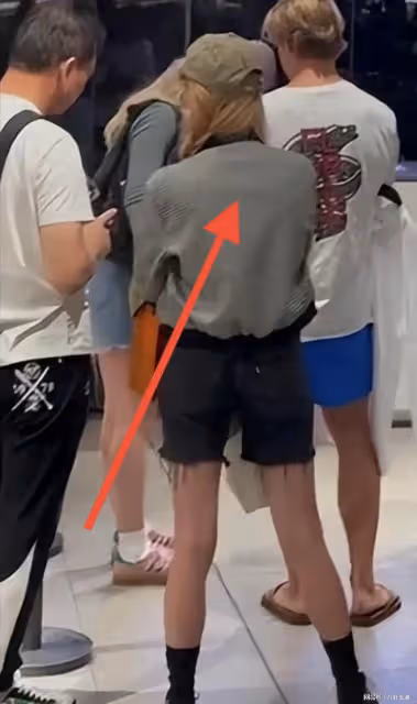 鄭爽近照!清純小白花變黃毛素人,暴瘦成電線桿,想拍復仇爽劇