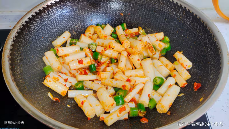 黃瓜絲瓜快靠邊,入夏後這菜使勁吃!和牛肉炒一盤,極致脆嫩、下飯菜頂流