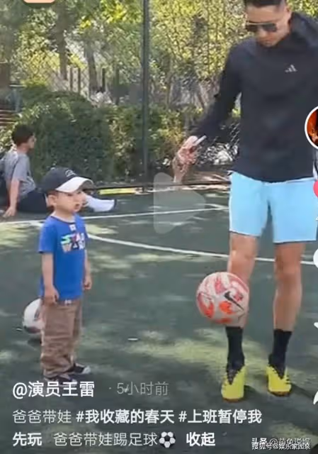 王雷帶娃戶外踢足球，自個玩的比孩子還歡，3歲小兒子超像媽媽