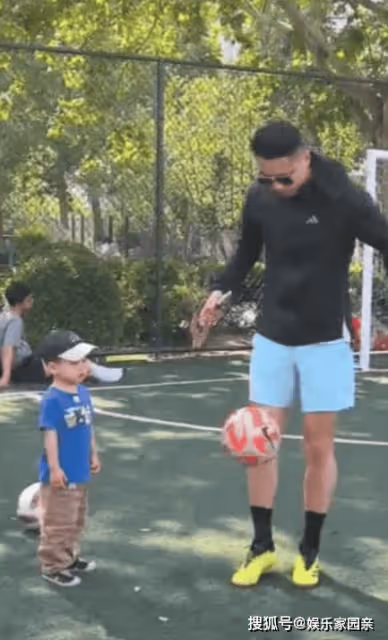 王雷帶娃戶外踢足球，自個玩的比孩子還歡，3歲小兒子超像媽媽