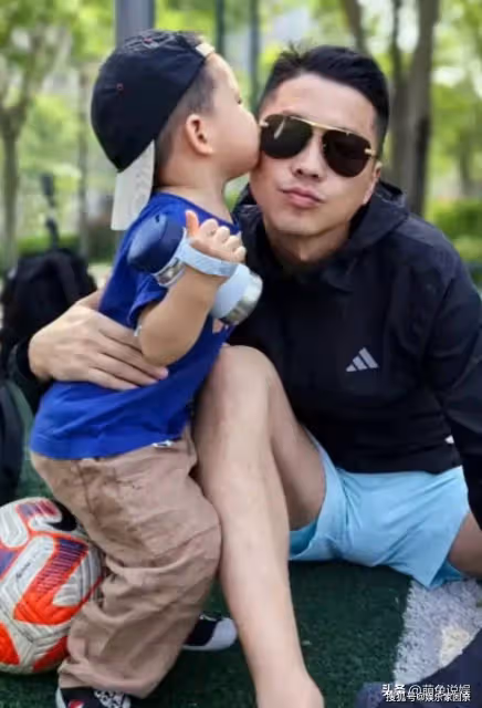 王雷帶娃戶外踢足球，自個玩的比孩子還歡，3歲小兒子超像媽媽