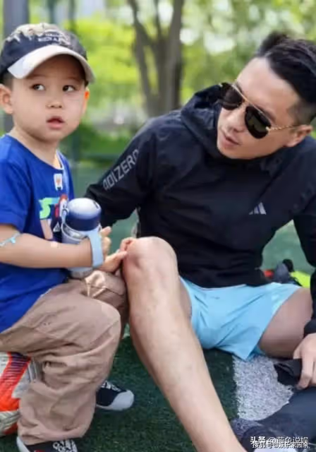 王雷帶娃戶外踢足球，自個玩的比孩子還歡，3歲小兒子超像媽媽