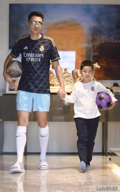 王雷帶娃戶外踢足球，自個玩的比孩子還歡，3歲小兒子超像媽媽