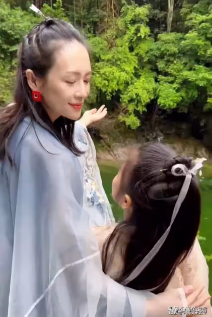 章子怡罕曬與8歲女兒遊玩，母女倆穿古裝跳舞好美，她笑的超開心