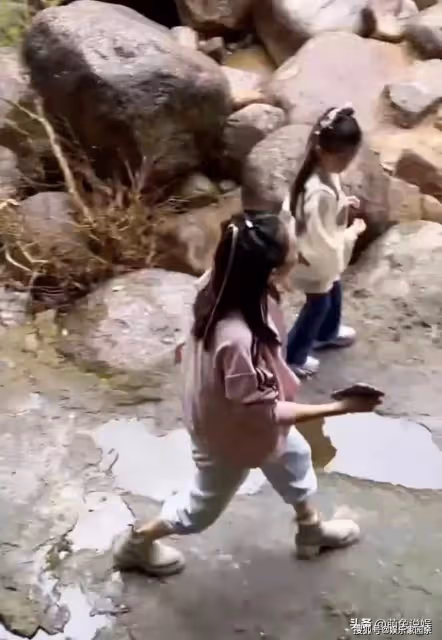 章子怡罕曬與8歲女兒遊玩，母女倆穿古裝跳舞好美，她笑的超開心