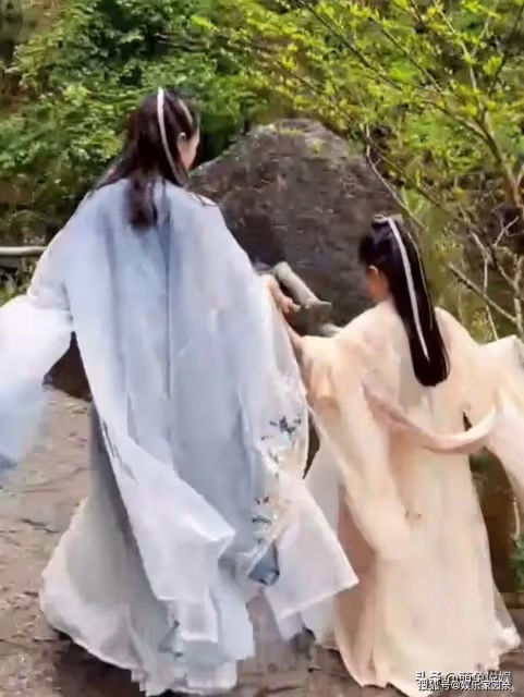 章子怡罕曬與8歲女兒遊玩，母女倆穿古裝跳舞好美，她笑的超開心