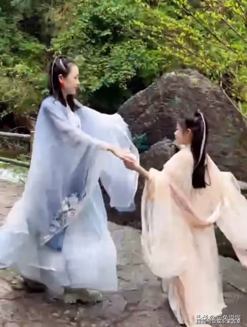 章子怡罕曬與8歲女兒遊玩，母女倆穿古裝跳舞好美，她笑的超開心