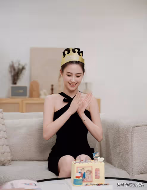 何超蓮曬33歲生日照，穿露肩黑裙膚白貌美，與竇驍合影笑容超甜蜜