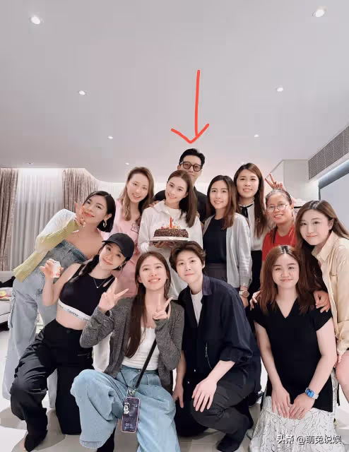 何超蓮曬33歲生日照，穿露肩黑裙膚白貌美，與竇驍合影笑容超甜蜜
