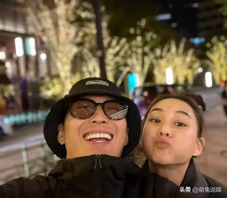 何超蓮曬33歲生日照，穿露肩黑裙膚白貌美，與竇驍合影笑容超甜蜜