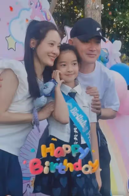 聶遠曬全家福為女兒慶生,10歲天天長成小女神,和妹妹顏值高!