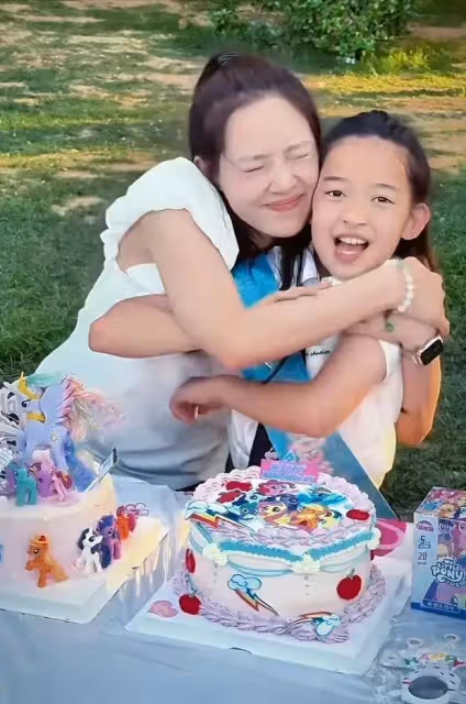 聶遠曬全家福為女兒慶生,10歲天天長成小女神,和妹妹顏值高!