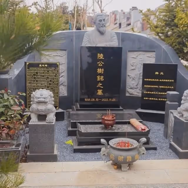 好友祭奠陸樹銘惹爭議!戴徽章用茅台擦雕像,三座石碑盡顯奢華!