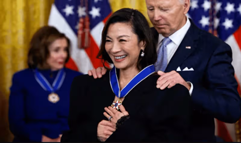 楊紫瓊太牛了!白宮獲拜登親自授勳,我華人的驕傲,名字被喊錯小表情很緊張