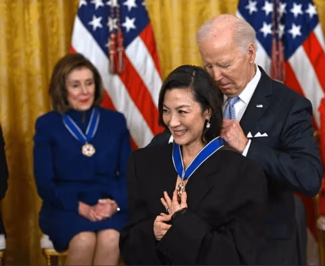 楊紫瓊太牛了!白宮獲拜登親自授勳,我華人的驕傲,名字被喊錯小表情很緊張