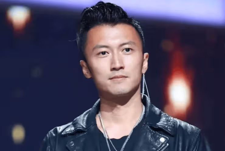 54歲「敗光」10億的王菲,李亞鵬酒後吐真言,謝霆鋒終於來接盤了...