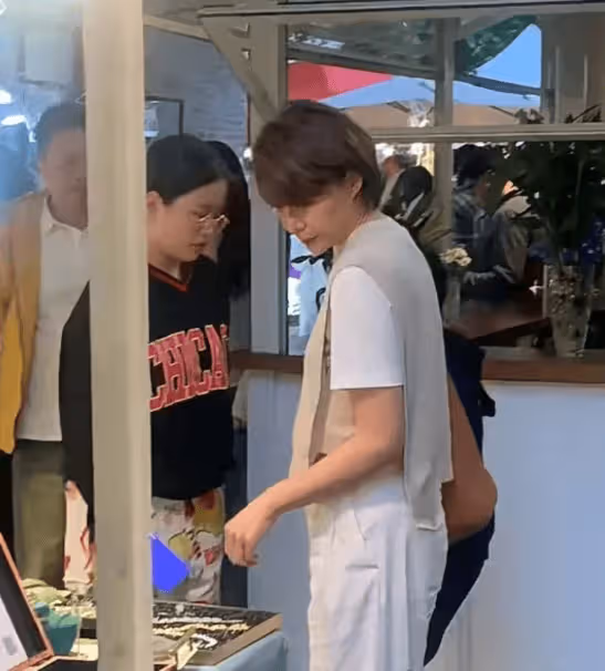 上海偶遇董卿,本人高高瘦瘦,狀態鬆弛了很多,素顏梳著利落的短髮清爽休閒