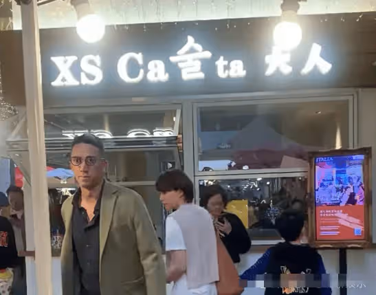 上海偶遇董卿,本人高高瘦瘦,狀態鬆弛了很多,素顏梳著利落的短髮清爽休閒